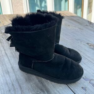 UGG Australia Black Shearling Lined Boot with Plush Fur Like New Bailey Bow II